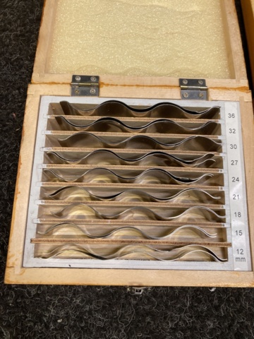 1012103-4 Wave-shaped parallel pieces