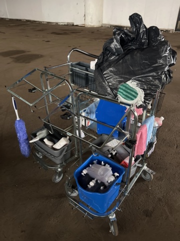 985352-1 Cleaning equipment 2 trolleys