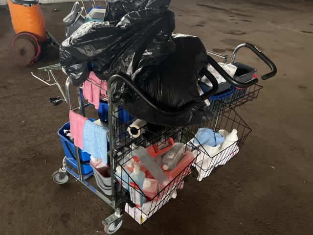 985352-2 Cleaning equipment 2 trolleys