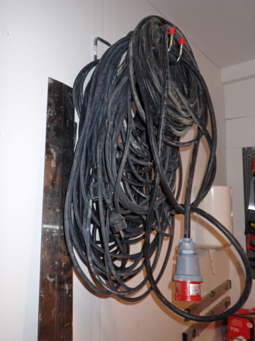 1012419-4 Tool box, cable and ladder