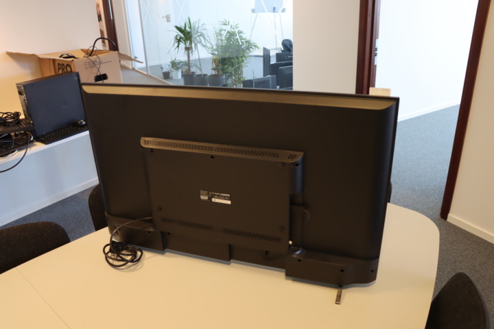 931020-4 Voxicon 4K Smart TV 43 inches