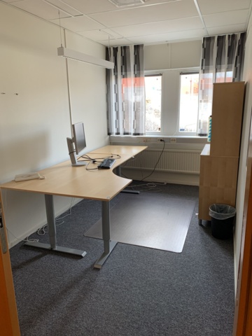 992584-1 Office furniture electric raise/lower desk, bookshelves, computer screen