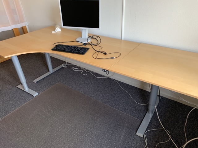 992584-4 Office furniture electric raise/lower desk, bookshelves, computer screen