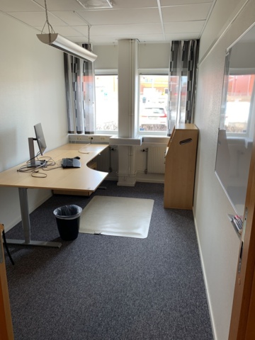 992585-1 Office furniture: Electric raise/lower desk, bookshelf, computer monitor, whiteboard