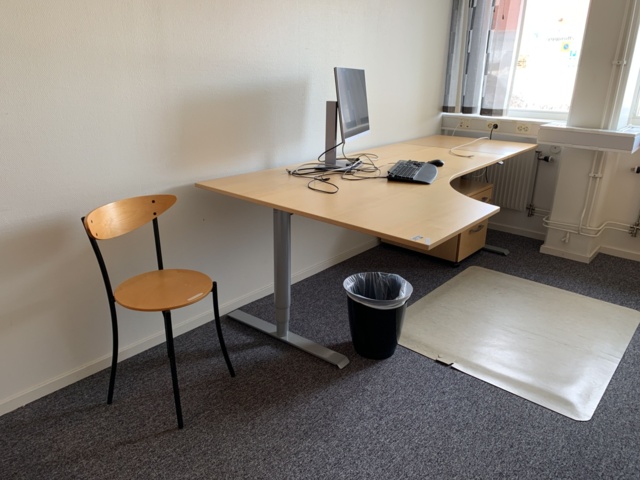 992585-2 Office furniture: Electric raise/lower desk, bookshelf, computer monitor, whiteboard