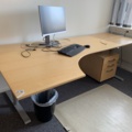 992585-3 Office furniture: Electric raise/lower desk, bookshelf, computer monitor, whiteboard