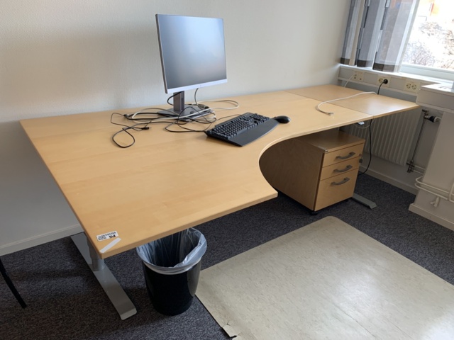 992585-3 Office furniture: Electric raise/lower desk, bookshelf, computer monitor, whiteboard