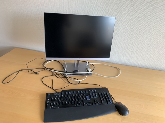 992585-4 Office furniture: Electric raise/lower desk, bookshelf, computer monitor, whiteboard