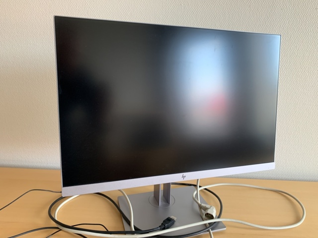 992585-5 Office furniture: Electric raise/lower desk, bookshelf, computer monitor, whiteboard