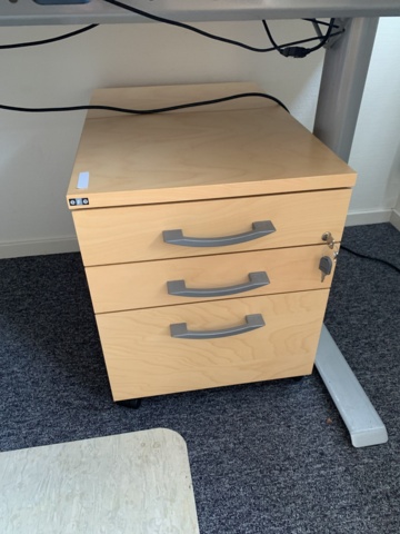 992585-6 Office furniture: Electric raise/lower desk, bookshelf, computer monitor, whiteboard