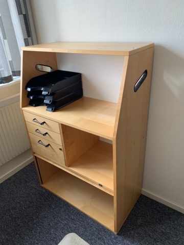 992585-7 Office furniture: Electric raise/lower desk, bookshelf, computer monitor, whiteboard