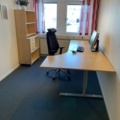 992613-1 Office furniture: Electric raise/lower desk, office chair, bookshelf, computer screen, etc