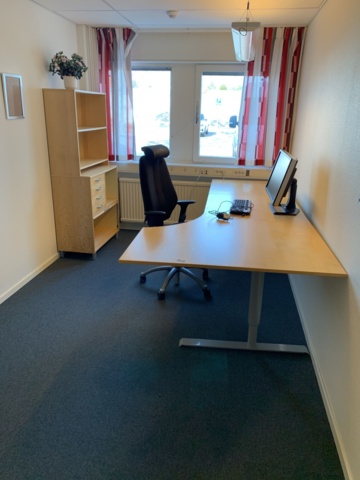 992613-1 Office furniture: Electric raise/lower desk, office chair, bookshelf, computer screen, etc