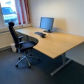992613-2 Office furniture: Electric raise/lower desk, office chair, bookshelf, computer screen, etc