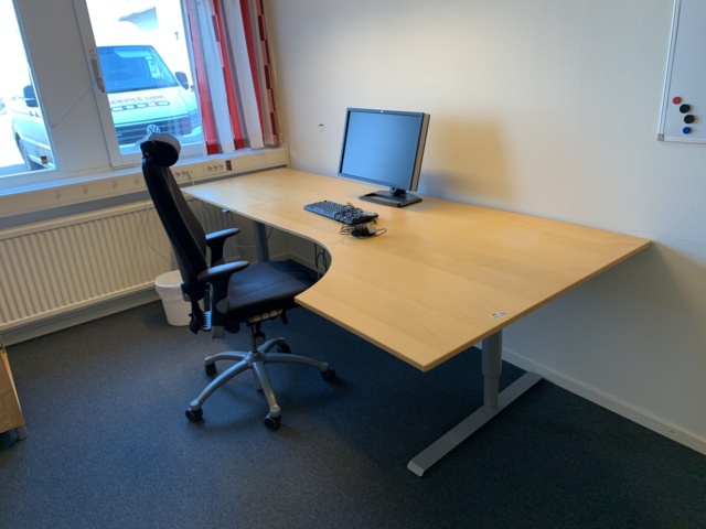 992613-2 Office furniture: Electric raise/lower desk, office chair, bookshelf, computer screen, etc