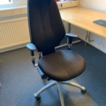 992613-3 Office furniture: Electric raise/lower desk, office chair, bookshelf, computer screen, etc