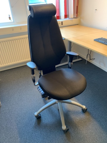 992613-3 Office furniture: Electric raise/lower desk, office chair, bookshelf, computer screen, etc