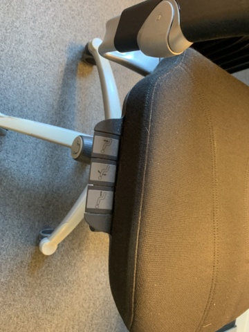 992613-4 Office furniture: Electric raise/lower desk, office chair, bookshelf, computer screen, etc