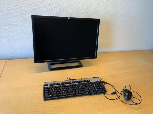 992613-6 Office furniture: Electric raise/lower desk, office chair, bookshelf, computer screen, etc