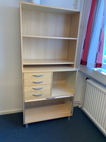 992613-8 Office furniture: Electric raise/lower desk, office chair, bookshelf, computer screen, etc