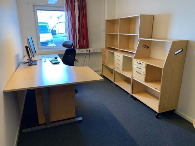 992614-1 Office furniture: Electric raise/lower desk, office chair, bookshelves, computer monitor etc