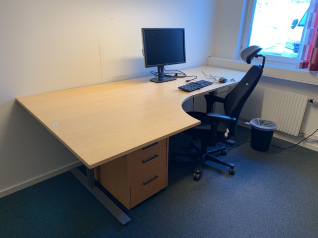 992614-2 Office furniture: Electric raise/lower desk, office chair, bookshelves, computer monitor etc