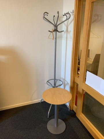 992614-4 Office furniture: Electric raise/lower desk, office chair, bookshelves, computer monitor etc