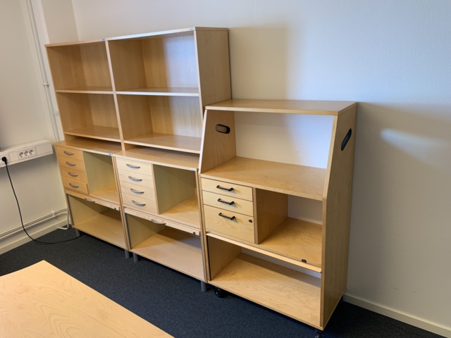 992614-5 Office furniture: Electric raise/lower desk, office chair, bookshelves, computer monitor etc