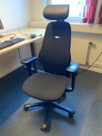 992614-7 Office furniture: Electric raise/lower desk, office chair, bookshelves, computer monitor etc