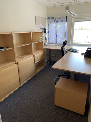 992643-1 Office furniture: Electric raise/lower desk, office chair, bookshelves, whiteboard