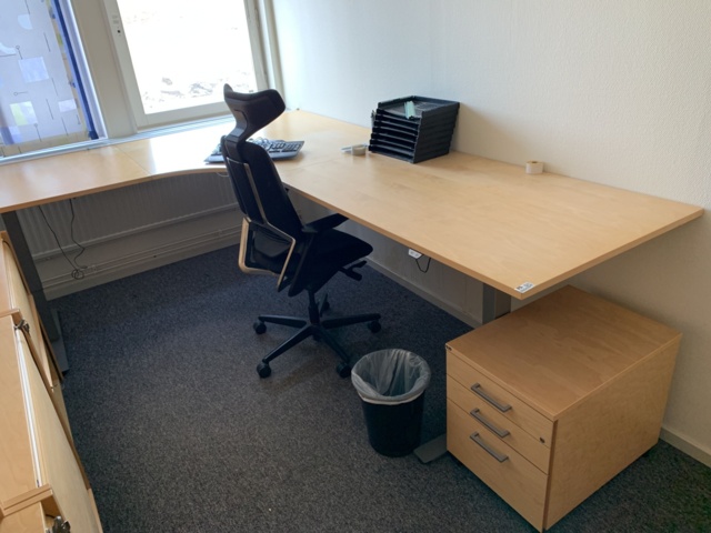 992643-2 Office furniture: Electric raise/lower desk, office chair, bookshelves, whiteboard