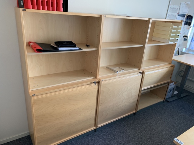 992643-3 Office furniture: Electric raise/lower desk, office chair, bookshelves, whiteboard
