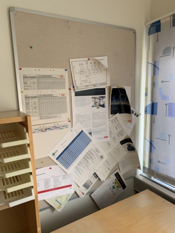 992643-5 Office furniture: Electric raise/lower desk, office chair, bookshelves, whiteboard