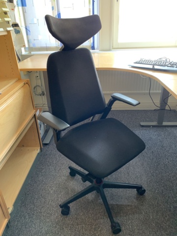 992643-6 Office furniture: Electric raise/lower desk, office chair, bookshelves, whiteboard