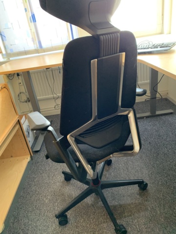 992643-7 Office furniture: Electric raise/lower desk, office chair, bookshelves, whiteboard