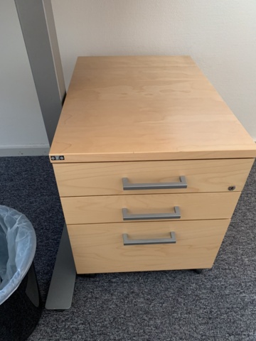 992643-9 Office furniture: Electric raise/lower desk, office chair, bookshelves, whiteboard