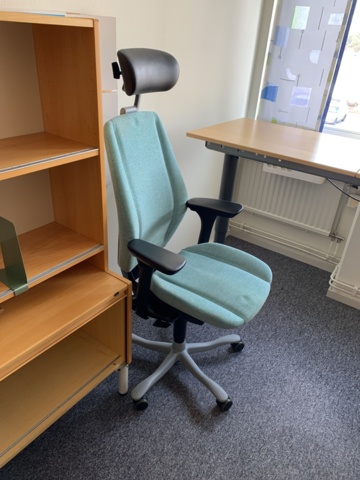 992645-5 Office furniture: Electric raise/lower desk, office chair, bookshelves, whiteboard