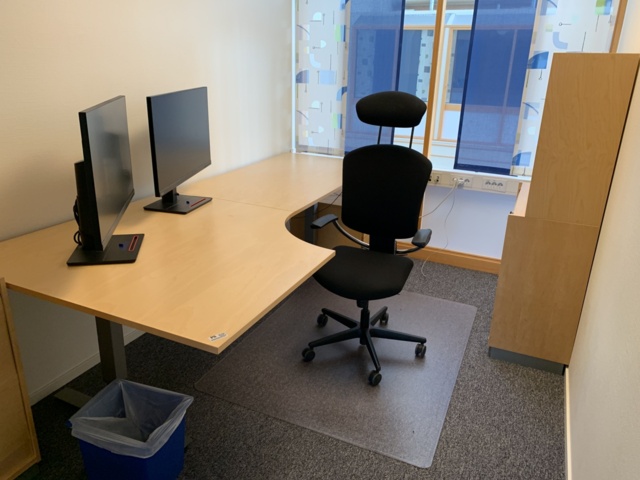 992646-1 Office furniture: Electric raise/lower desk, office chair, bookshelf