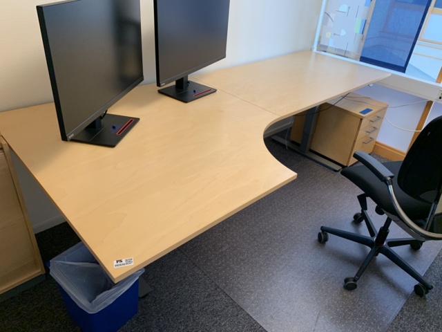 992646-2 Office furniture: Electric raise/lower desk, office chair, bookshelf