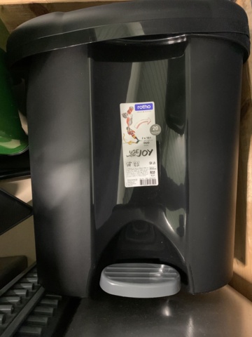 1014679-5 Assortment of dustbins & sorting bins