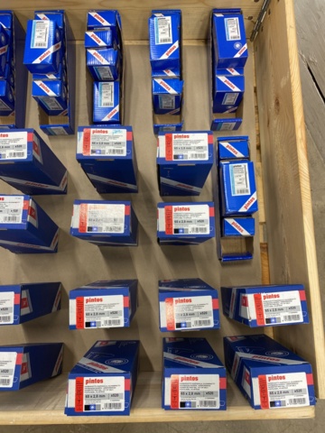 1014721-4 Hammer nails, diving nails & cardboard banded comb nails from Pintos