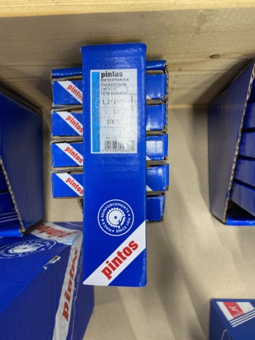 1014721-11 Hammer nails, diving nails & cardboard banded comb nails from Pintos