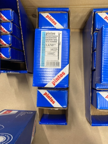 1014721-13 Hammer nails, diving nails & cardboard banded comb nails from Pintos