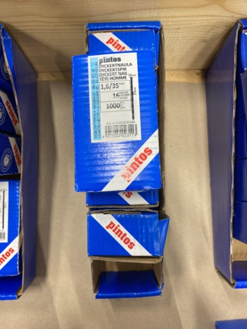 1014721-16 Hammer nails, diving nails & cardboard banded comb nails from Pintos