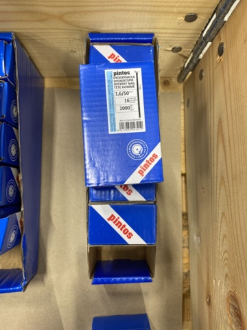 1014721-17 Hammer nails, diving nails & cardboard banded comb nails from Pintos