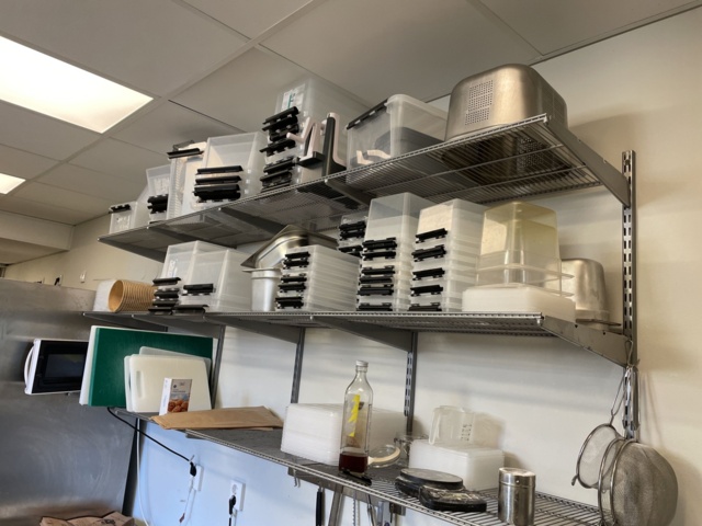 998455-2 Kitchen utensils, crockery, canteens, glasses, cutlery, etc.