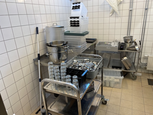 998455-3 Kitchen utensils, crockery, canteens, glasses, cutlery, etc.