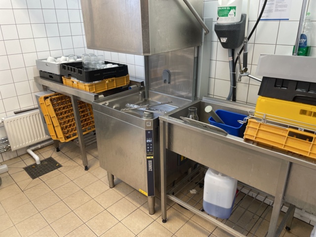 998455-4 Kitchen utensils, crockery, canteens, glasses, cutlery, etc.