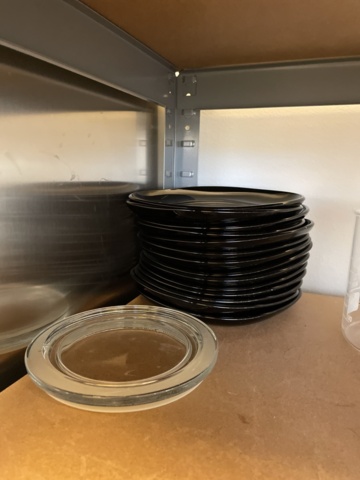 998455-7 Kitchen utensils, crockery, canteens, glasses, cutlery, etc.