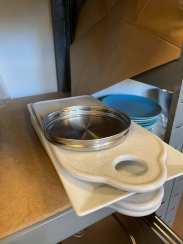 998455-9 Kitchen utensils, crockery, canteens, glasses, cutlery, etc.